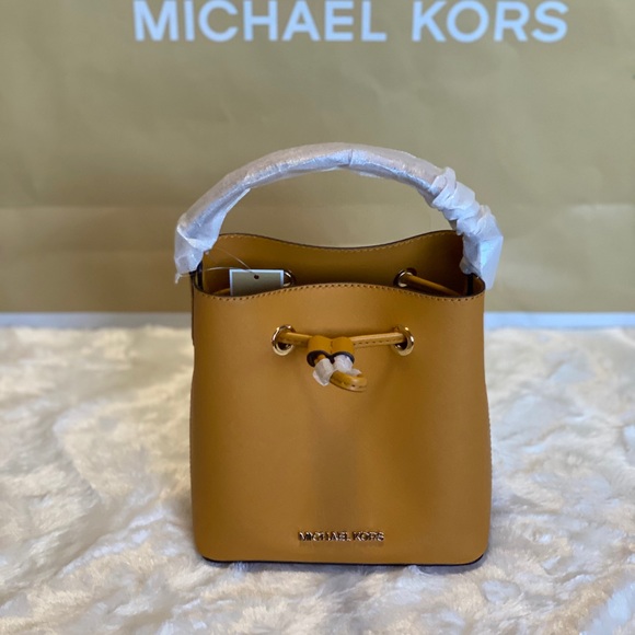 Michael Kors small bucket bag - Picture 2 of 2